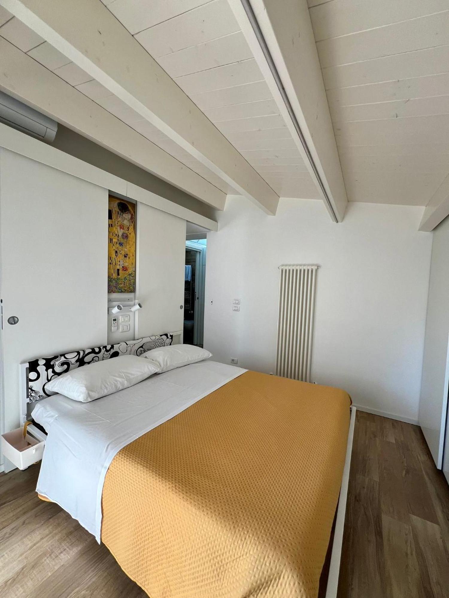 Casa Klimt Vicinissima Al Mare Parcheggio Privato Gratuito Se Disponibile Apartamento Pescara Exterior foto